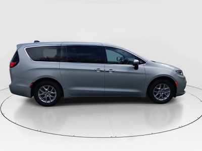 2023 Chrysler Pacifica — photo 8 view
