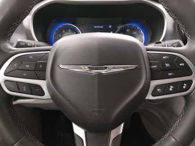 2023 Chrysler Pacifica — photo 12 view