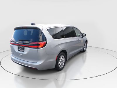 2023 Chrysler Pacifica — photo 7 view
