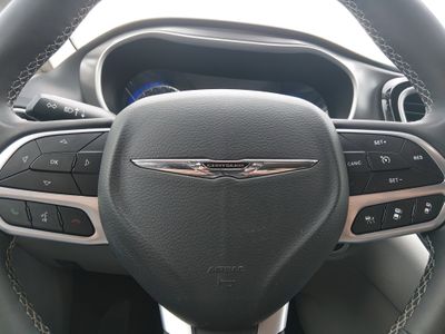 2023 Chrysler Pacifica — photo 12 view