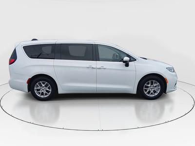 2023 Chrysler Pacifica — photo 8 view