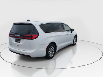 2023 Chrysler Pacifica — photo 7 view