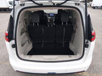 2023 Chrysler Pacifica — photo 11 view