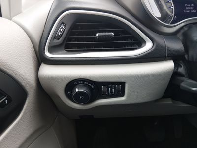 2023 Chrysler Pacifica — photo 13 view