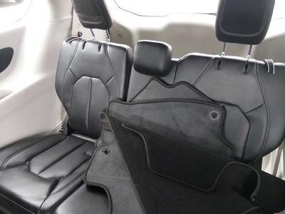 2023 Chrysler Pacifica — photo 17 view