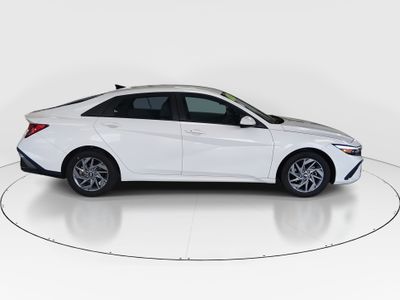 2024 Hyundai Elantra — photo 8 view