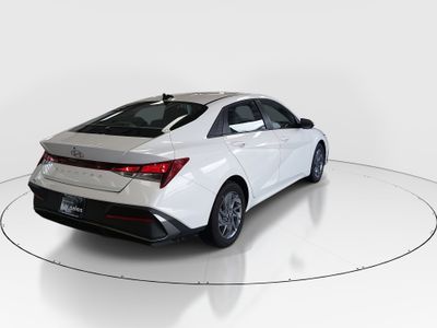 2024 Hyundai Elantra — photo 7 view