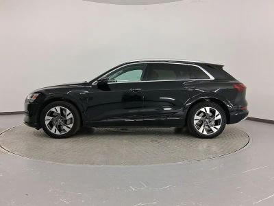 2022 Audi e-tron SUV - Photo 2