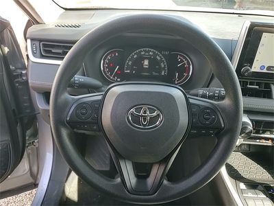 2025 Toyota RAV4 - Photo 13