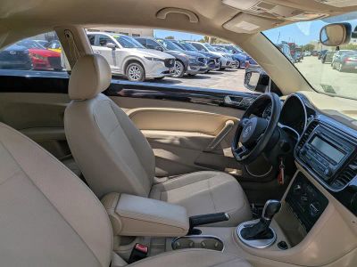 2015 Volkswagen Beetle Coupe — photo 17 view