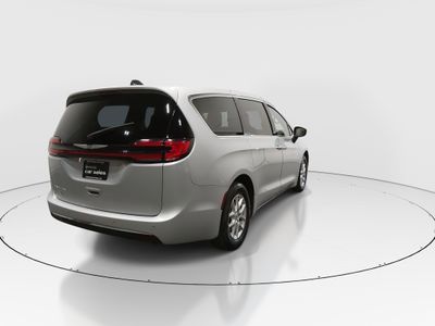 2023 Chrysler Pacifica — photo 7 view