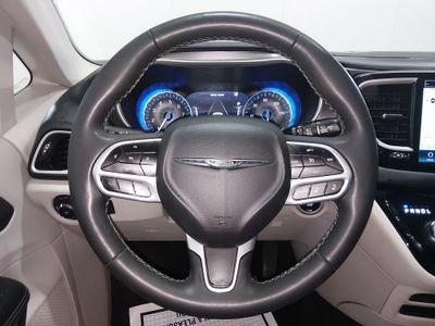 2023 Chrysler Pacifica — photo 12 view