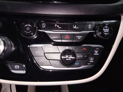 2023 Chrysler Pacifica — photo 20 view