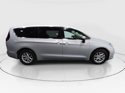 2023 Chrysler Pacifica — photo 8 view