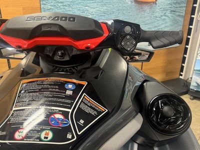 2025 Sea-Doo RXT-X 325 Ice Metal / Manta Green — photo 11 view