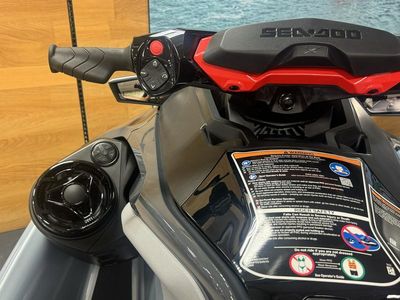 2025 Sea-Doo RXT-X 325 Ice Metal / Manta Green — photo 10 view