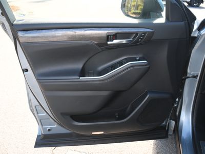 2020 Toyota Highlander Hybrid - Photo 9