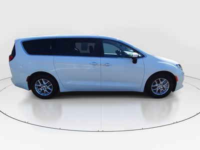 2023 Chrysler Voyager — photo 8 view