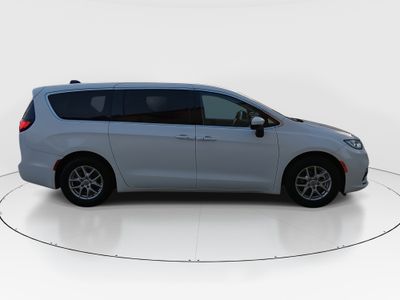 2023 Chrysler Pacifica — photo 8 view