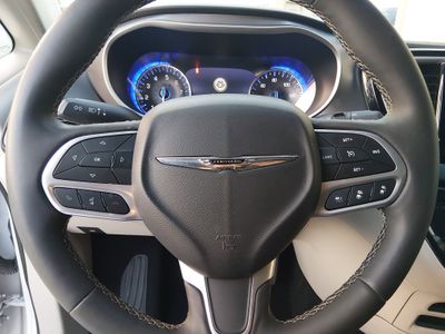 2023 Chrysler Pacifica — photo 12 view