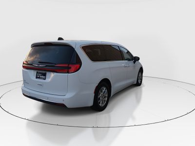 2023 Chrysler Pacifica — photo 7 view
