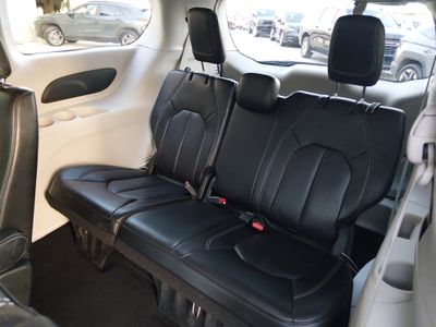 2023 Chrysler Pacifica — photo 17 view