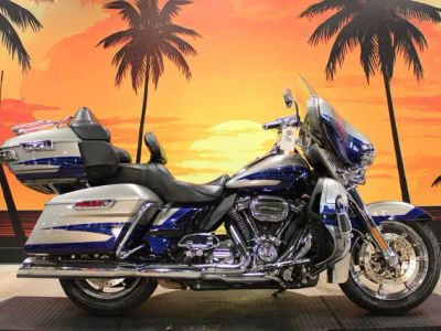 2017 Harley-Davidson® FLHTKSE - CVO™ Limited — front three-quarter view
