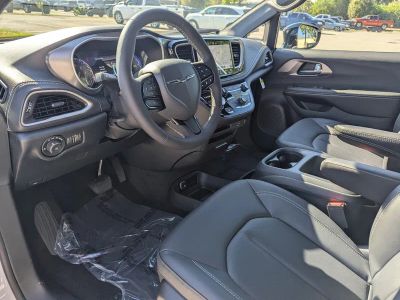 2026 Chrysler Pacifica — photo 14 view