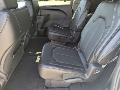 2026 Chrysler Pacifica — photo 9 view