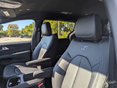 2026 Chrysler Pacifica — photo 12 view