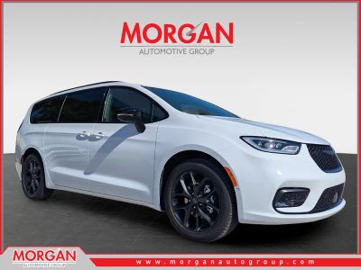 2026 Chrysler Pacifica Select in White — front three-quarter view