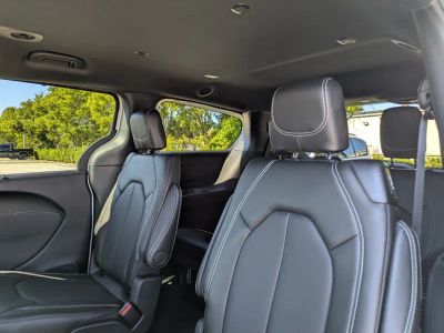 2026 Chrysler Pacifica — photo 8 view