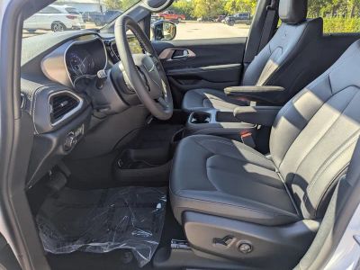 2026 Chrysler Pacifica — photo 13 view