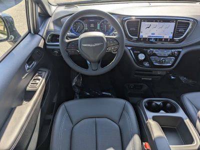2026 Chrysler Pacifica — photo 11 view