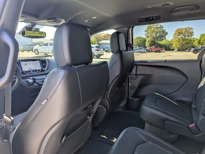 2026 Chrysler Pacifica — photo 10 view