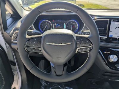2026 Chrysler Pacifica — photo 17 view