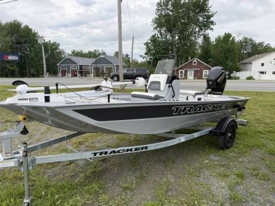2027 Tracker® Boats BT CLASSIC CC — front three-quarter view