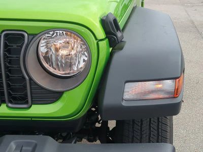 2026 Jeep Gladiator — photo 10 view