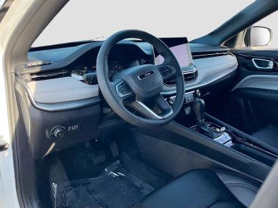 2025 Jeep Compass — photo 9 view