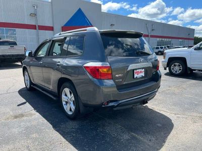 2010 Toyota Highlander — rear three-quarter view