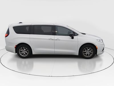 2024 Chrysler Pacifica — photo 8 view
