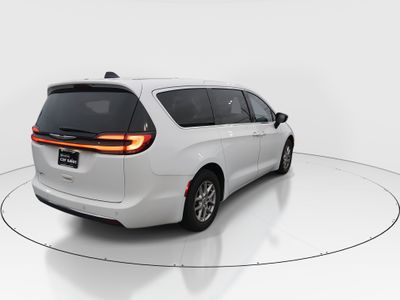 2024 Chrysler Pacifica — photo 7 view