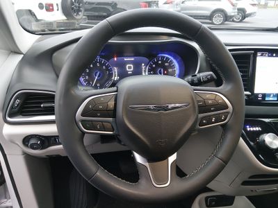 2024 Chrysler Pacifica — photo 12 view