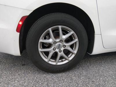 2024 Chrysler Pacifica — photo 10 view