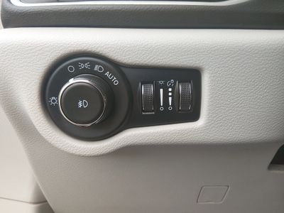 2023 Chrysler Pacifica — photo 13 view