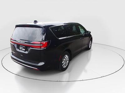 2023 Chrysler Pacifica — photo 7 view