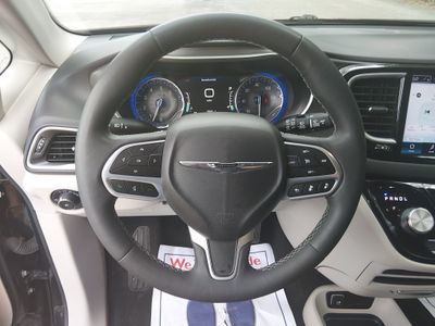 2023 Chrysler Pacifica — photo 12 view