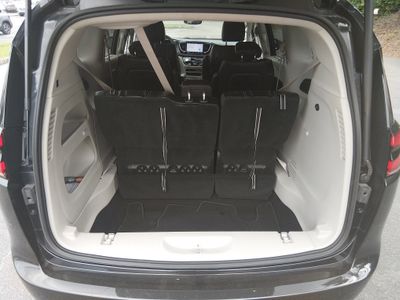 2023 Chrysler Pacifica — photo 11 view