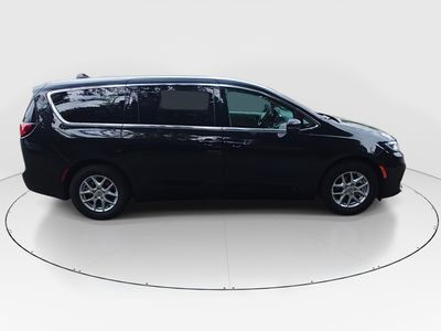 2023 Chrysler Pacifica — photo 8 view