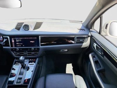 2023 Porsche Macan — photo 18 view